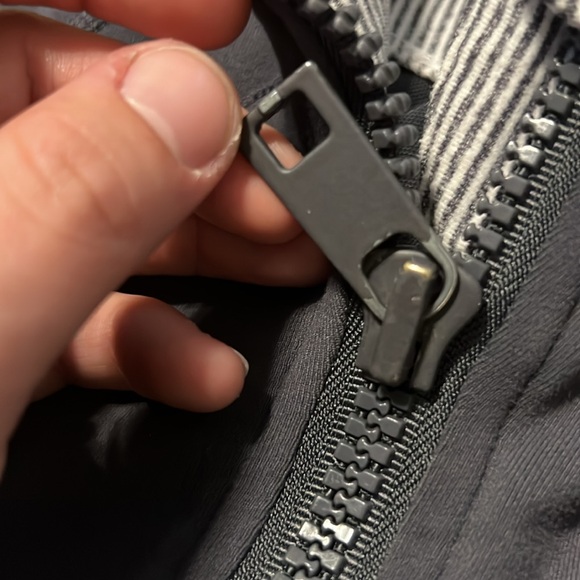 Lululemon define jacket size 10 FLAWED - Picture 5 of 9